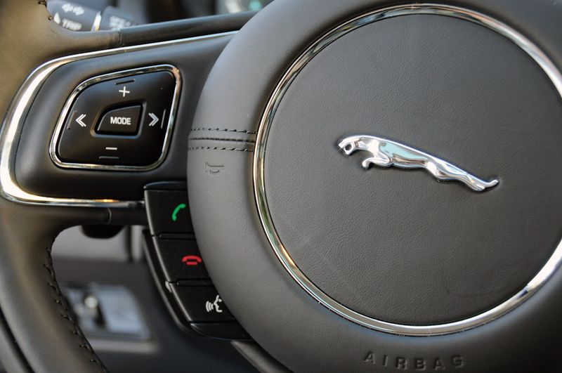 В 
России начались продажи роскошного Jaguar XJ (61 фото)