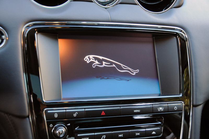 В 
России начались продажи роскошного Jaguar XJ (61 фото)