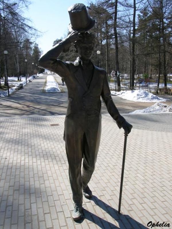 В Зеленогорске под Питером, на родине Георгия Вицина, установлен 
памятник Бальзаминову, роль которого сыграл мастер.