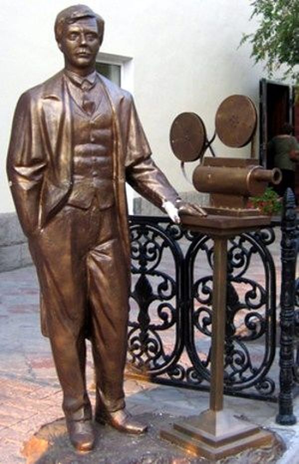 Благодаря усилиям Аллы Суриковой, в Астрахани установлен пока 
единственный на просторах СНГ памятник Андрею Миронову. Установлен он в 
центре города, возле кинотеатра 