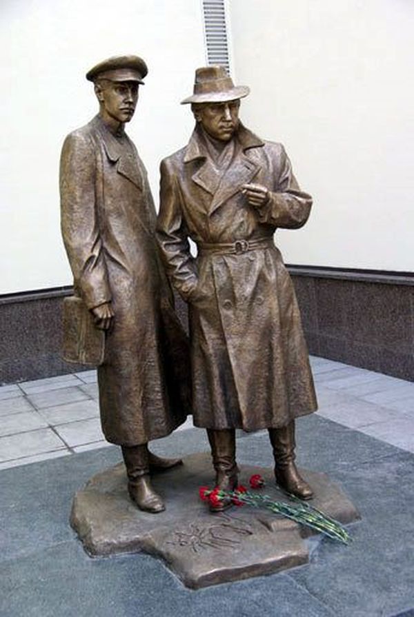 Памятник Жеглову и Шарапову в Киеве.