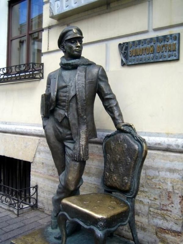 А в Санкт-Петербурге Остап Бендер стоит на Итальянской улице.