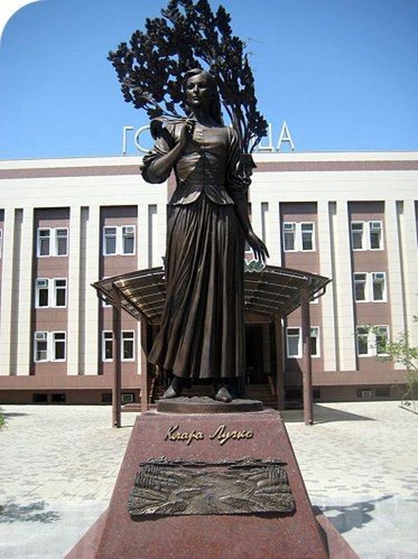 Памятник казачке Кларе Лучко стоит в Краснодаре.