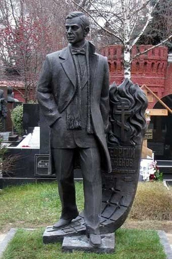 Памятник Эллочке Людоедке, героине «Двенадцати стульев», стоит в 
Харькове. Надгробный памятник народному артисту СССР Георгию Жженову.