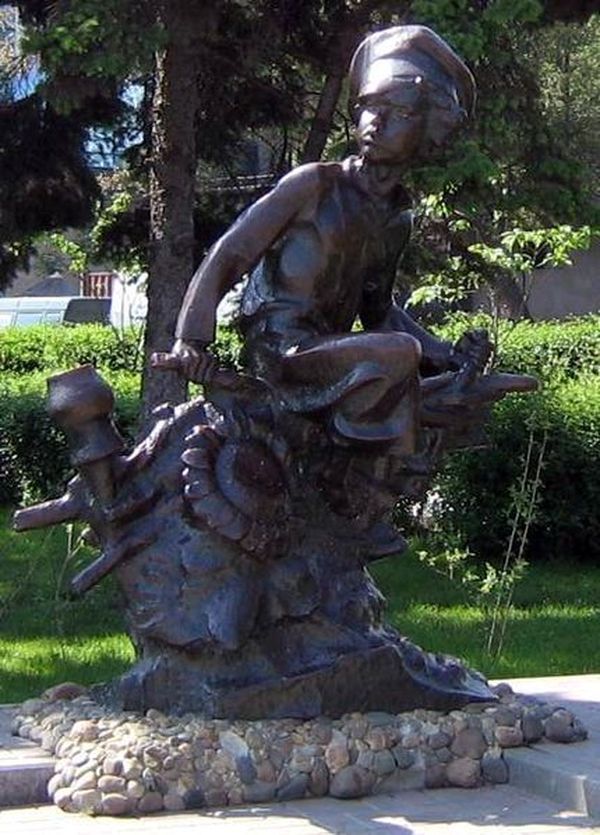 Памятник ещё одному литературному персонажу – Нахалёнку – 
установлен в Ростове-на-Дону.