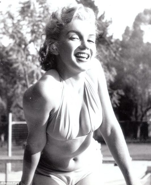 Мэрилин Монро в бикини у бассейна: неизвестные снимки (7 фото)