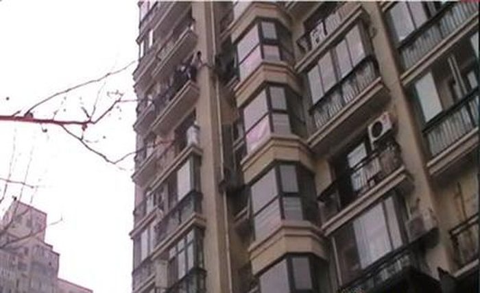 The little boy survived after falling from 8th floor, (4 photos)