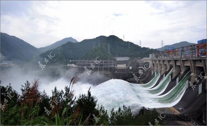 Китай начал сброс воды через дамбу (30 фото)