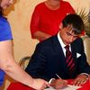 Бесплатный фотоприкол жених, роспись, загс