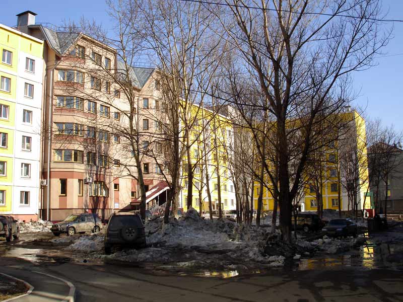 Один из способов парковки - на газоне. Зимой и весной. Вроде и дома приличные....