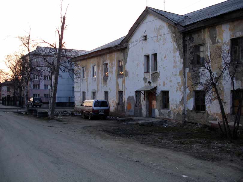 Дом через дорогу от развлекательного комплекса 