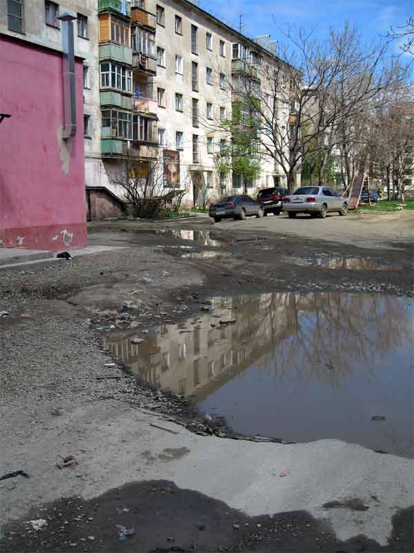 Двор. Недалеко от перекрестка ул. Поповича и пр. Мира.