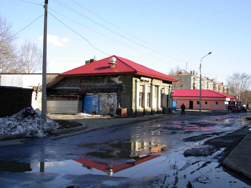 На заднем плане розовое здание бывшей 