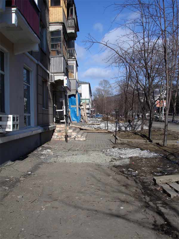 Коммунистический проспект. Напротив 