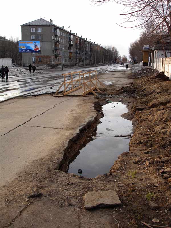 Комсомольская. Эту яму уже засыпали. Щебнем.
