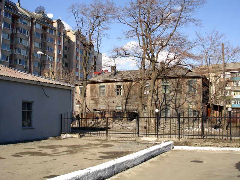 Готичный вид на ул. Красная из гламурного кафе 