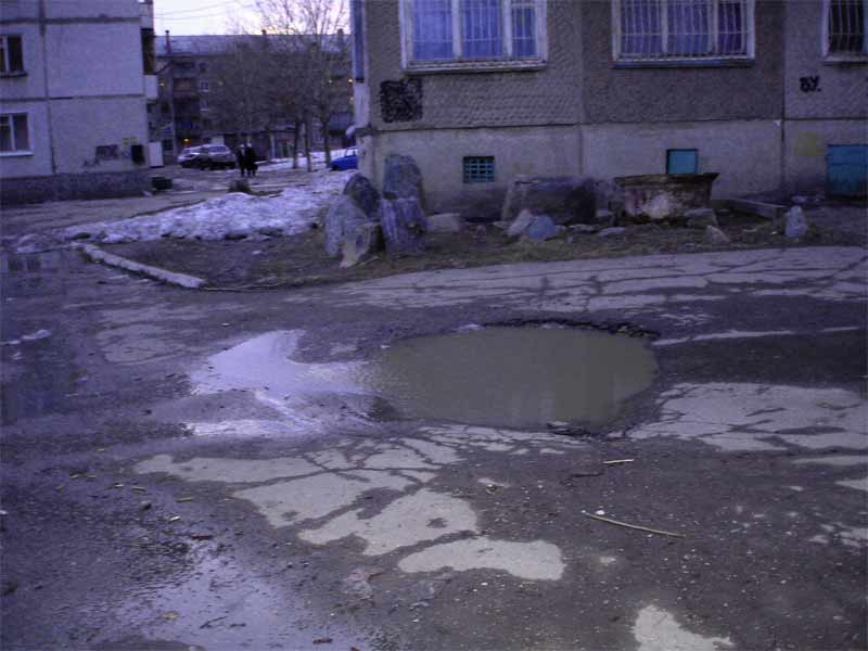 Камни во дворе возле 