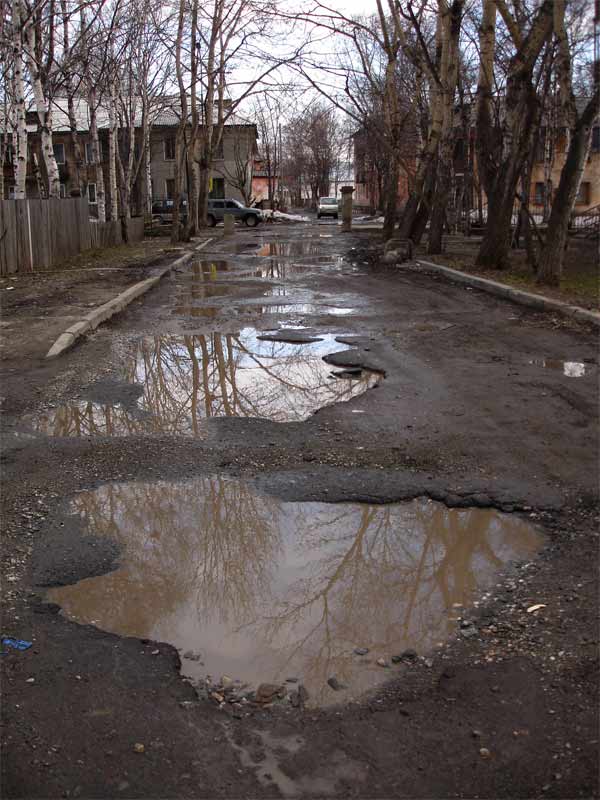 Улица в районе вокзала. Отражения деревьев в лужах. Настроение мечтательное.