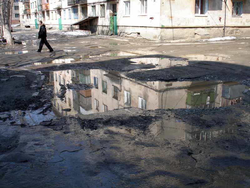 Лужи во дворе на ул. Полграничная.