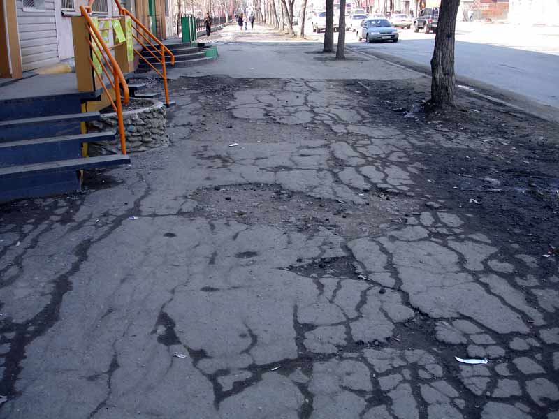 Тротуар на ул. Ленина между СахГУ и педколледжем.