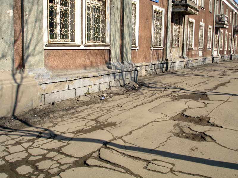 Тротаур в двух шагах от мэрии. Возле гостиницы 