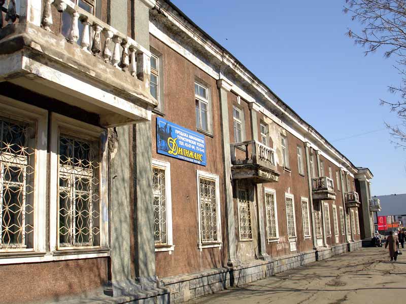 В этой гостинице по приезду в Южный останавливался А.Вертинский. Возникает ощущение, что фасад с тех пор не ремонтировали.