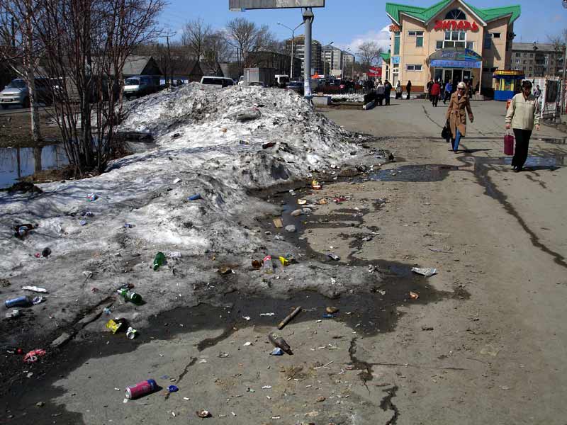 Пр. Мира, мусор. Впереди микрорынок 