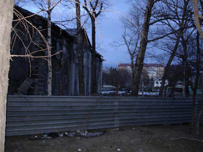 Очень старая школа №10. Есть мнение, что уже бывшая шк№10. Начали вроде ремонтировать, да перестали. Со школой № 16 почти тоже самое, только вид по приличней.