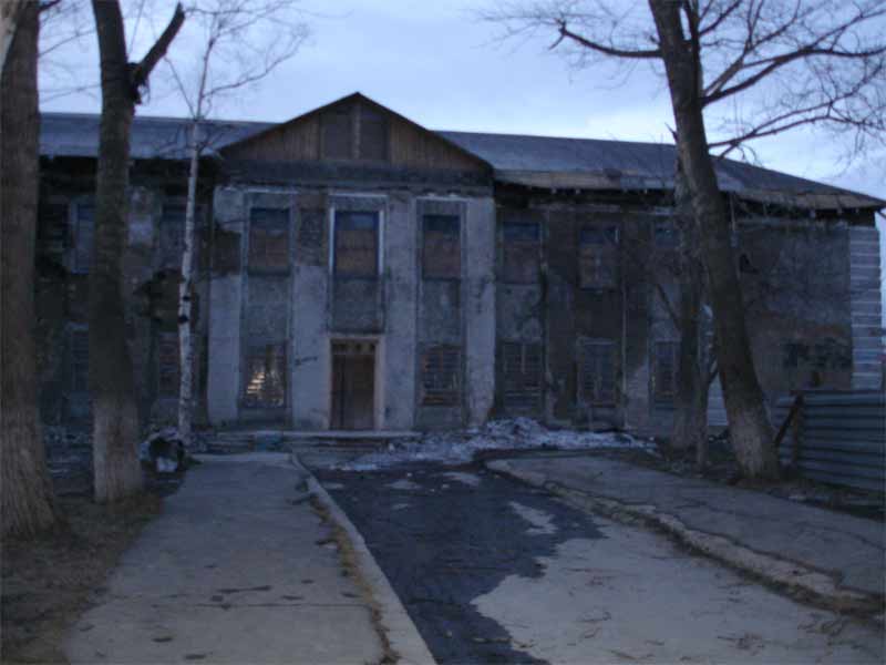 Десятая школа. Фасад. Вечерняя жуть.
