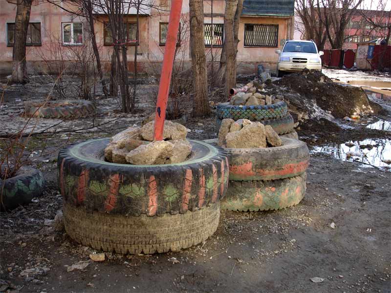 Колеса и камни.