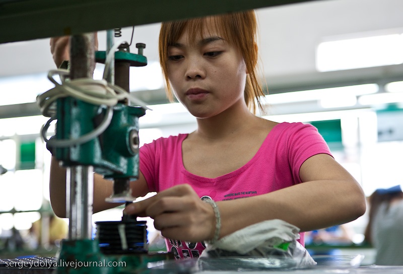 Китайские заводы по производству наушников, мышек и веб-камер (41 фото)