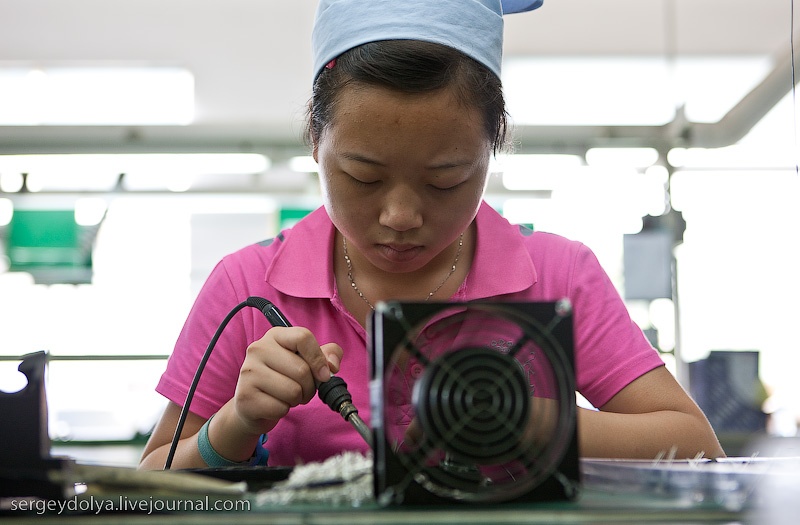 Китайские заводы по производству наушников, мышек и веб-камер (41 фото)
