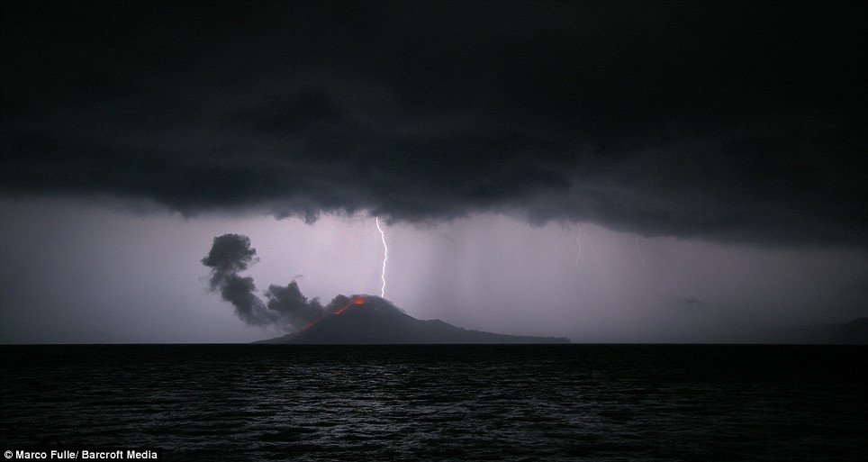 Вулкан Кракату (8 фото)