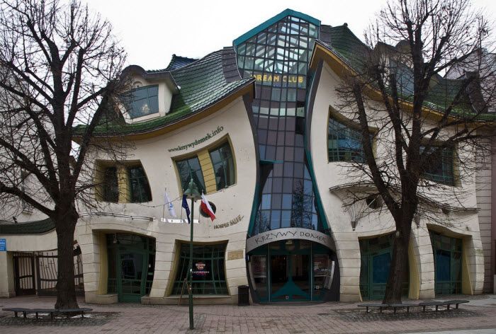 Crooked house. , 