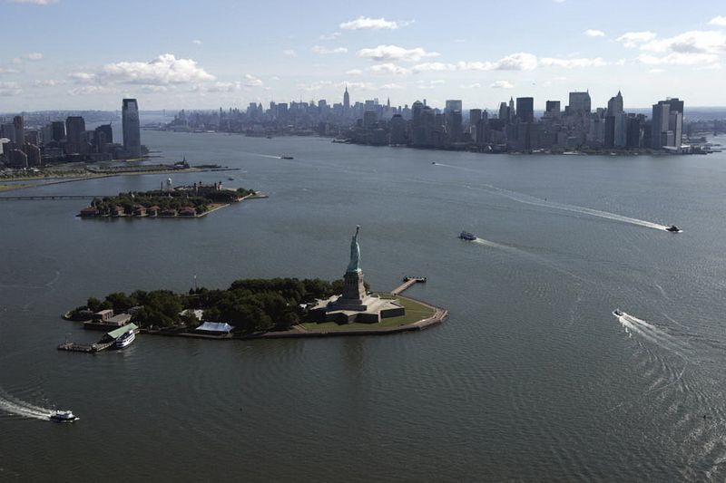 Статуя Свободы, остров Эллис и Манхэттен (справа).