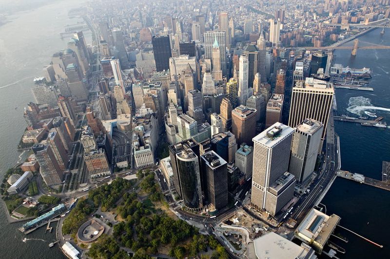 Офисные и жилые здания в деловом районе Манхэттена.