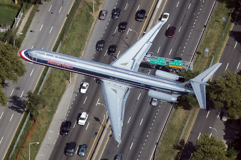 Самолет «American Airlines» над шоссе в районе Квинс