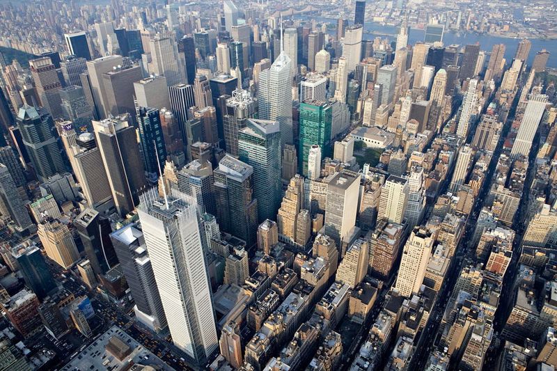 Коммерческие и жилые здания, в том числе штаб-квартира в Нью-Йорк 
таймс (слева), в центре Манхэттена