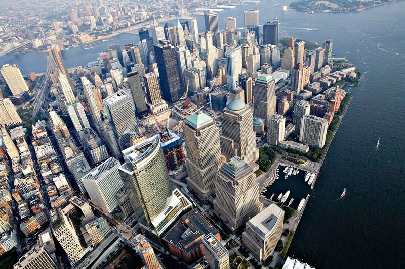 Штаб-квартира Goldman Sachs Group, слева, примыкает к месту 
Всемирного финансового центра