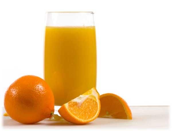 Соки <br> Богаты витаминами и микроэлементами. Хорошо утоляют жажду. Однако большинство фруктовых соков содержит довольно много сахара. <br> Так, стакан апельсинового сока снабдит вас приблизительно четырьмя кусочками рафинада и «подарит» около 90 ккал. <br> Нужно помнить и о том, что все фруктовые соки вредны для зубов. Сахар и фруктовые кислоты соединяются с зубным налетом <br> и приводят к образованию кариеса. Поэтому, после того как сок выпит, будет нелишним прополоскать рот. <br> Фруктовые соки могут быть: <br> — Свежевыжатые. Содержат максимум витаминов и минимум калорий, но хранятся не более двух дней. <br> — Нектары. Содержат от 10 до 50% сока. В них много сахара, а значит, и калорий. <br> — Восстановленные. Концентрат фруктового сока разбавляют водой до первоначальной консистенции и стерилизуют. <br> Как правило, такие соки дополнительно обогащают витаминами. Хранить закрытый пакет можно в течение недели.<br>