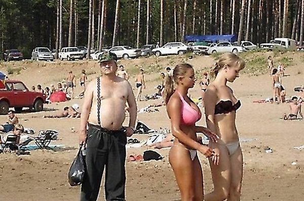 Фотобомбы с девушками в бикини (25 фото) Фотобомбы с девушками в бикини (25 фото)