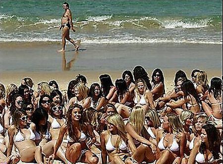 Фотобомбы с девушками в бикини (25 фото) Фотобомбы с девушками в бикини (25 фото)