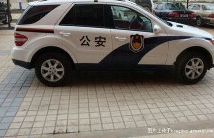 Китайские полицейские пытаются надурить налогоплатильщиков (3 фото)