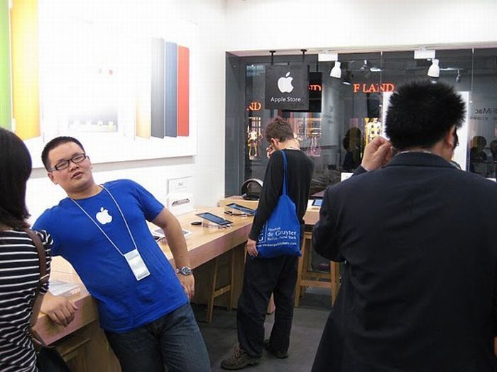 В Китае работает поддельный магазин Apple Stoer (9 фото)