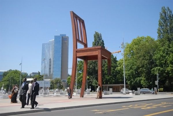 Памятник сломанному стулу в Женеве