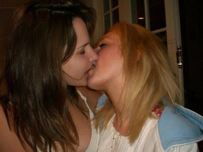 Девушки целуются взасос и лижут писи 