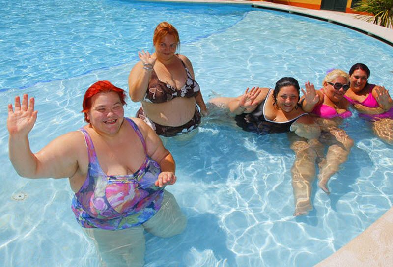 Голая толстая девка зовет с собой в бассейн