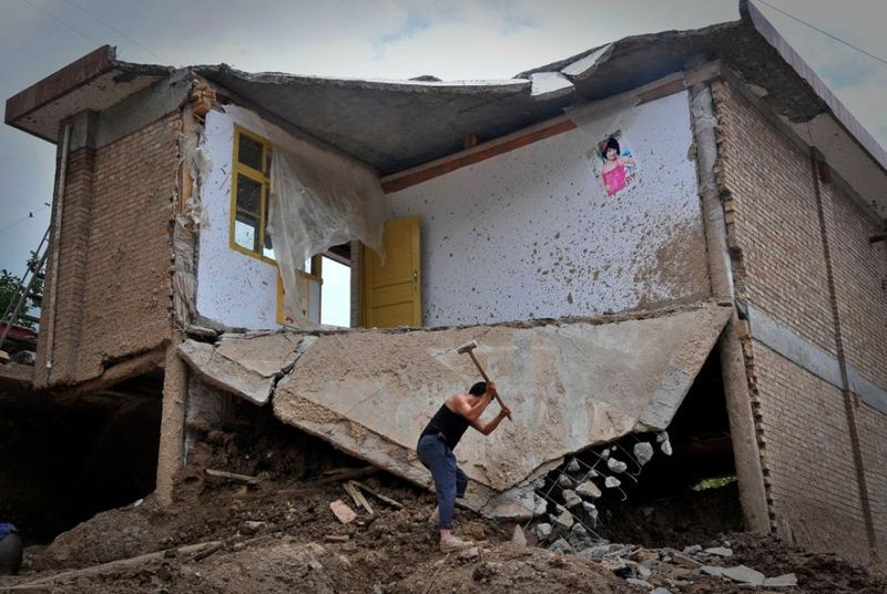 Более тысячи человек погибли из-за оползней в Китае (16 фото)