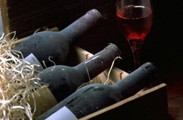 В Грузии принято, чтобы стакан у гостя всегда был полон, даже если пить уже не хочется. Поэтому если вежливый гость каждый раз выпивает угощение до дна, хозяин так и будет вынужден продолжать доливать ему вино.