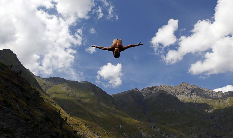Прыжок Алвеса Джуселино с 82-ух метровой скалы во время соревнований по клифдайвингу в Италии 11 августа. (REUTERS/Stefano Rellandini)